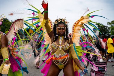 Renkli kostümler giymiş maskeli ve dansçılar Toronto Karayipler Karnavalı 'na katılıyor. Toronto, Kanada - 3 Ağustos 2024.