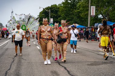 Renkli kostümler giymiş maskeli ve dansçılar Toronto Karayipler Karnavalı 'na katılıyor. Toronto, Kanada - 3 Ağustos 2024.