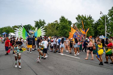 Renkli kostümler giymiş maskeli ve dansçılar Toronto Karayipler Karnavalı 'na katılıyor. Toronto, Kanada - 3 Ağustos 2024.