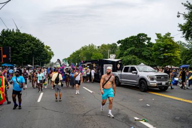 Renkli kostümler giymiş maskeli ve dansçılar Toronto Karayipler Karnavalı 'na katılıyor. Toronto, Kanada - 3 Ağustos 2024.