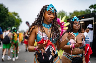 Renkli kostümler giymiş maskeli ve dansçılar Toronto Karayipler Karnavalı 'na katılıyor. Toronto, Kanada - 3 Ağustos 2024.