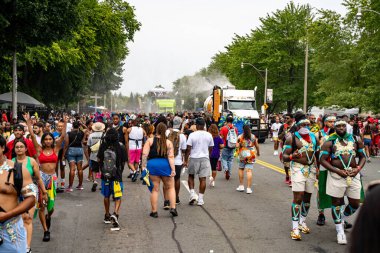 Renkli kostümler giymiş maskeli ve dansçılar Toronto Karayipler Karnavalı 'na katılıyor. Toronto, Kanada - 3 Ağustos 2024.