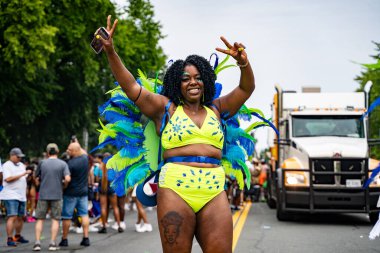 Maskeli balocular Toronto Karayip Karnavalı Büyük Geçit Töreni 'ne katılıyorlar. Toronto, Kanada - 3 Ağustos 2024.