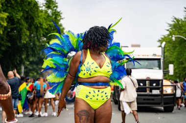 Maskeli balocular Toronto Karayip Karnavalı Büyük Geçit Töreni 'ne katılıyorlar. Toronto, Kanada - 3 Ağustos 2024.