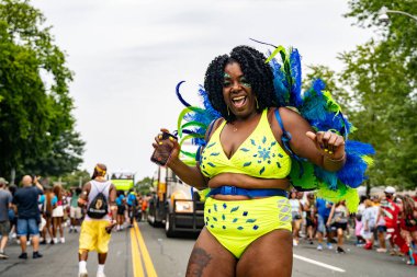 Maskeli balocular Toronto Karayip Karnavalı Büyük Geçit Töreni 'ne katılıyorlar. Toronto, Kanada - 3 Ağustos 2024.