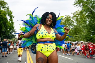Maskeli balocular Toronto Karayip Karnavalı Büyük Geçit Töreni 'ne katılıyorlar. Toronto, Kanada - 3 Ağustos 2024.