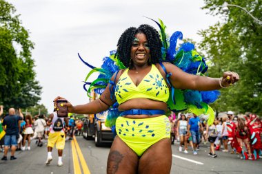 Maskeli balocular Toronto Karayip Karnavalı Büyük Geçit Töreni 'ne katılıyorlar. Toronto, Kanada - 3 Ağustos 2024.