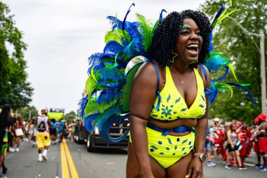 Maskeli balocular Toronto Karayip Karnavalı Büyük Geçit Töreni 'ne katılıyorlar. Toronto, Kanada - 3 Ağustos 2024.