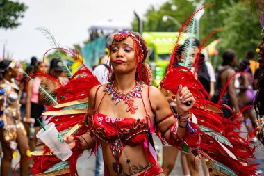 Maskeli balocular Toronto Karayip Karnavalı Büyük Geçit Töreni 'ne katılıyorlar. Toronto, Kanada - 3 Ağustos 2024.