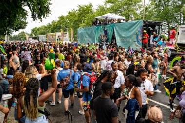 Maskeli balocular Toronto Karayip Karnavalı Büyük Geçit Töreni 'ne katılıyorlar. Toronto, Kanada - 3 Ağustos 2024.