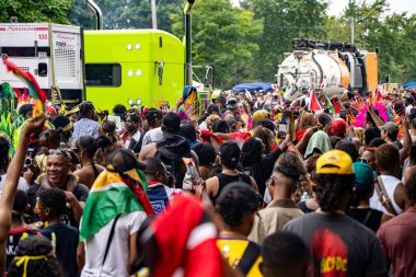 Maskeli balocular Toronto Karayip Karnavalı Büyük Geçit Töreni 'ne katılıyorlar. Toronto, Kanada - 3 Ağustos 2024.