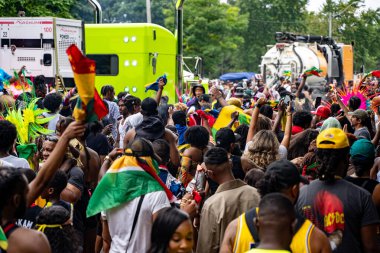 Maskeli balocular Toronto Karayip Karnavalı Büyük Geçit Töreni 'ne katılıyorlar. Toronto, Kanada - 3 Ağustos 2024.