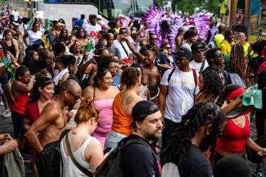 Maskeli balocular Toronto Karayip Karnavalı Büyük Geçit Töreni 'ne katılıyorlar. Toronto, Kanada - 3 Ağustos 2024.