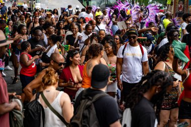 Maskeli balocular Toronto Karayip Karnavalı Büyük Geçit Töreni 'ne katılıyorlar. Toronto, Kanada - 3 Ağustos 2024.