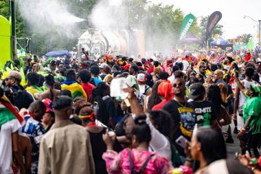 Maskeli balocular Toronto Karayip Karnavalı Büyük Geçit Töreni 'ne katılıyorlar. Toronto, Kanada - 3 Ağustos 2024.