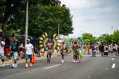 Maskeli balocular Toronto Karayip Karnavalı Büyük Geçit Töreni 'ne katılıyorlar. Toronto, Kanada - 3 Ağustos 2024.