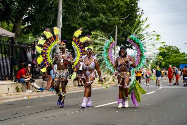 Maskeli balocular Toronto Karayip Karnavalı Büyük Geçit Töreni 'ne katılıyorlar. Toronto, Kanada - 3 Ağustos 2024.