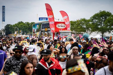 Maskeli balocular Toronto Karayip Karnavalı Büyük Geçit Töreni 'ne katılıyorlar. Toronto, Kanada - 3 Ağustos 2024.