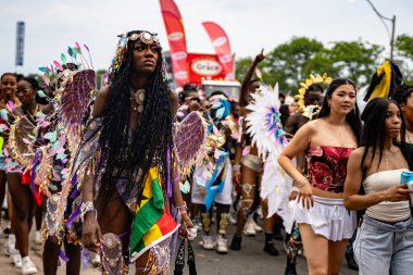 Maskeli balocular Toronto Karayip Karnavalı Büyük Geçit Töreni 'ne katılıyorlar. Toronto, Kanada - 3 Ağustos 2024.