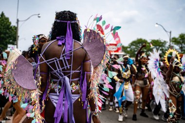 Maskeli balocular Toronto Karayip Karnavalı Büyük Geçit Töreni 'ne katılıyorlar. Toronto, Kanada - 3 Ağustos 2024.
