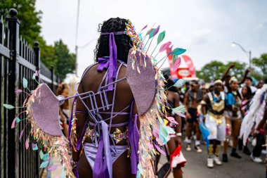 Maskeli balocular Toronto Karayip Karnavalı Büyük Geçit Töreni 'ne katılıyorlar. Toronto, Kanada - 3 Ağustos 2024.