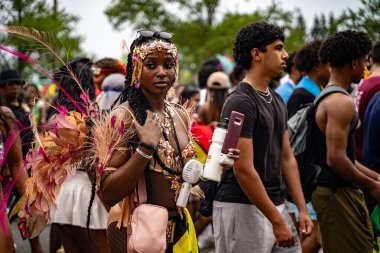 Maskeli balocular Toronto Karayip Karnavalı Büyük Geçit Töreni 'ne katılıyorlar. Toronto, Kanada - 3 Ağustos 2024.