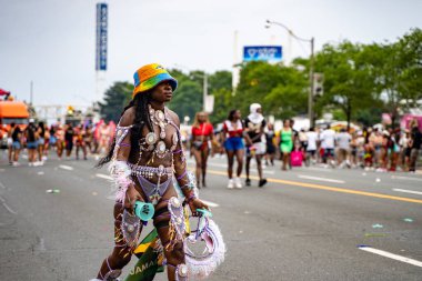 Maskeli balocular Toronto Karayip Karnavalı Büyük Geçit Töreni 'ne katılıyorlar. Toronto, Kanada - 3 Ağustos 2024.