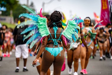 Maskeli balocular Toronto Karayip Karnavalı Büyük Geçit Töreni 'ne katılıyorlar. Toronto, Kanada - 3 Ağustos 2024.