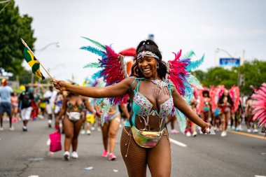 Maskeli balocular Toronto Karayip Karnavalı Büyük Geçit Töreni 'ne katılıyorlar. Toronto, Kanada - 3 Ağustos 2024.