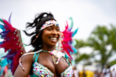 Maskeli balocular Toronto Karayip Karnavalı Büyük Geçit Töreni 'ne katılıyorlar. Toronto, Kanada - 3 Ağustos 2024.