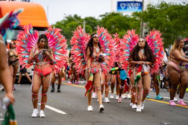 Renkli kostümler giymiş maskeli ve dansçılar Toronto Karayipler Karnavalı 'na katılıyor. Toronto, Kanada - 3 Ağustos 2024.