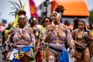 Renkli kostümler giymiş maskeli ve dansçılar Toronto Karayipler Karnavalı 'na katılıyor. Toronto, Kanada - 3 Ağustos 2024.
