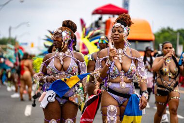 Renkli kostümler giymiş maskeli ve dansçılar Toronto Karayipler Karnavalı 'na katılıyor. Toronto, Kanada - 3 Ağustos 2024.