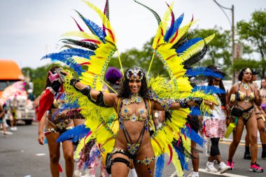 Renkli kostümler giymiş maskeli ve dansçılar Toronto Karayipler Karnavalı 'na katılıyor. Toronto, Kanada - 3 Ağustos 2024.