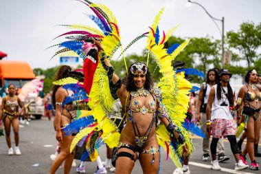 Renkli kostümler giymiş maskeli ve dansçılar Toronto Karayipler Karnavalı 'na katılıyor. Toronto, Kanada - 3 Ağustos 2024.