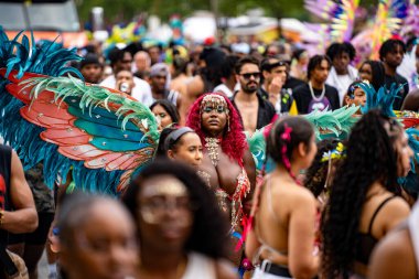 Renkli kostümler giymiş maskeli ve dansçılar Toronto Karayipler Karnavalı 'na katılıyor. Toronto, Kanada - 3 Ağustos 2024.