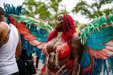 Renkli kostümler giymiş maskeli ve dansçılar Toronto Karayipler Karnavalı 'na katılıyor. Toronto, Kanada - 3 Ağustos 2024.