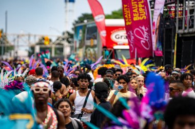 Renkli kostümler giymiş maskeli ve dansçılar Toronto Karayipler Karnavalı 'na katılıyor. Toronto, Kanada - 3 Ağustos 2024.