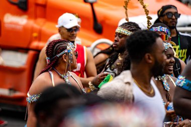 Renkli kostümler giymiş maskeli ve dansçılar Toronto Karayipler Karnavalı 'na katılıyor. Toronto, Kanada - 3 Ağustos 2024.