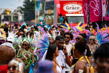 Renkli kostümler giymiş maskeli ve dansçılar Toronto Karayipler Karnavalı 'na katılıyor. Toronto, Kanada - 3 Ağustos 2024.