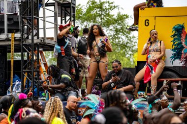 Renkli kostümler giymiş maskeli ve dansçılar Toronto Karayipler Karnavalı 'na katılıyor. Toronto, Kanada - 3 Ağustos 2024.