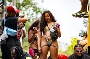 Renkli kostümler giymiş maskeli ve dansçılar Toronto Karayipler Karnavalı 'na katılıyor. Toronto, Kanada - 3 Ağustos 2024.