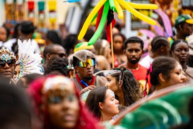 Renkli kostümler giymiş maskeli ve dansçılar Toronto Karayipler Karnavalı 'na katılıyor. Toronto, Kanada - 3 Ağustos 2024.