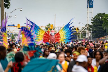 Renkli kostümler giymiş maskeli ve dansçılar Toronto Karayipler Karnavalı 'na katılıyor. Toronto, Kanada - 3 Ağustos 2024.