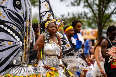Renkli kostümler giymiş maskeli ve dansçılar Toronto Karayipler Karnavalı 'na katılıyor. Toronto, Kanada - 3 Ağustos 2024.