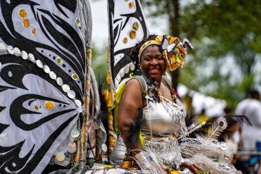 Renkli kostümler giymiş maskeli ve dansçılar Toronto Karayipler Karnavalı 'na katılıyor. Toronto, Kanada - 3 Ağustos 2024.