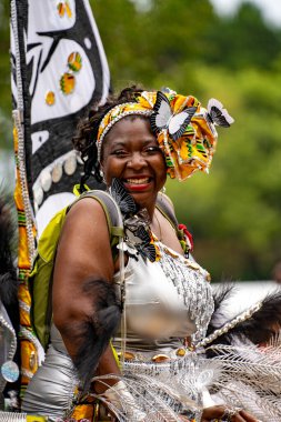 Renkli kostümler giymiş maskeli ve dansçılar Toronto Karayipler Karnavalı 'na katılıyor. Toronto, Kanada - 3 Ağustos 2024.