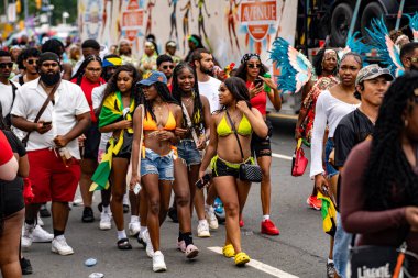 Renkli kostümler giymiş maskeli ve dansçılar Toronto Karayipler Karnavalı 'na katılıyor. Toronto, Kanada - 3 Ağustos 2024.