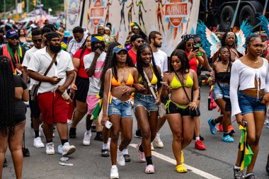 Renkli kostümler giymiş maskeli ve dansçılar Toronto Karayipler Karnavalı 'na katılıyor. Toronto, Kanada - 3 Ağustos 2024.