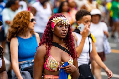 Renkli kostümler giymiş maskeli ve dansçılar Toronto Karayipler Karnavalı 'na katılıyor. Toronto, Kanada - 3 Ağustos 2024.